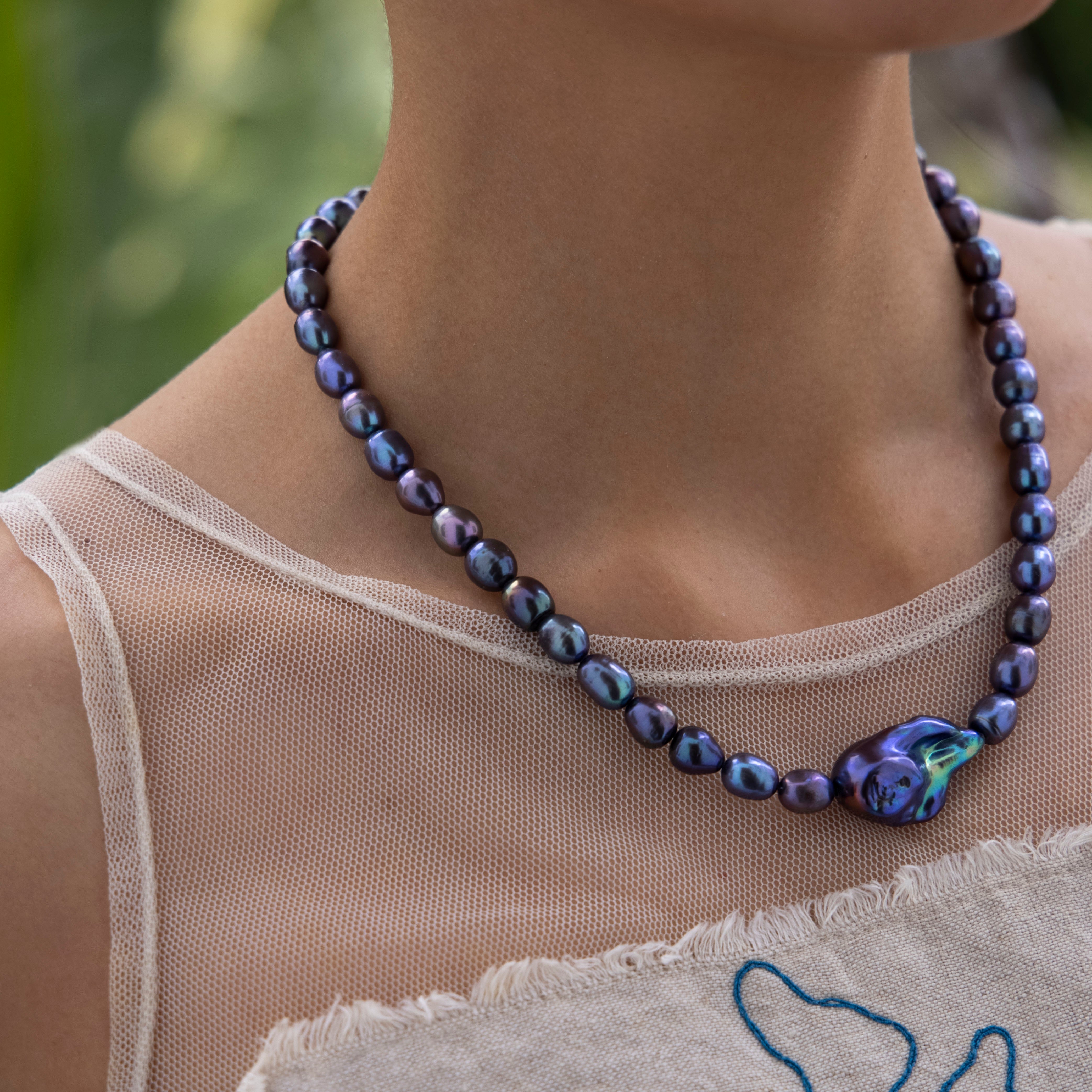 Collar de perlas en negro tornasol, piedras naturales - Lavanda, detalle