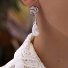 Aretes largos de perlas con nudos en plata, chapa de rodio - Lavanda, detalle